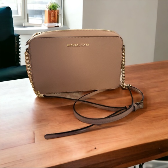 Michael Kors Handbags - Like New Light Pink  Michael Kors Purse